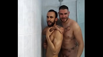 Fappking.com | Me doy una ducha con mi amigo HETERO