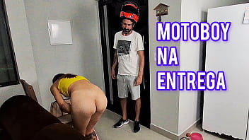 Fappking.com | Safada sozinha em casa recebe motoboy só de toalha de banho!